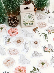 Detalle de las pegatinas Pure White Forest con osos polares y flores en su caja