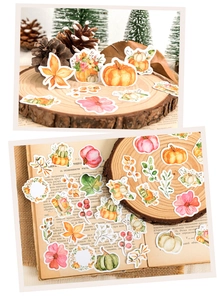Vista macro de pegatinas de otoño con hojas de arce y motivos de calabaza pintados