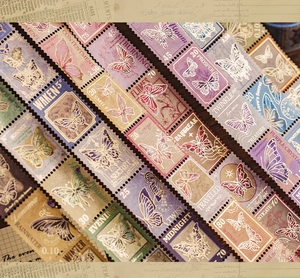 Detalle macro de sellos de mariposa vintage con toques dorados para manualidades scrapbooking