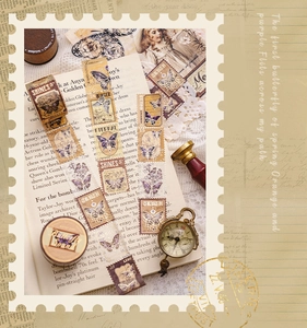 Vista macro de pegatinas de mariposas vintage con detalles dorados y textura de papel