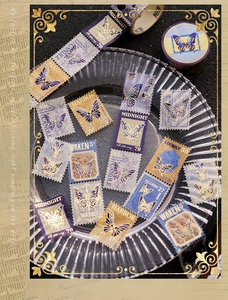 Primer plano de cinta washi de sellos de mariposas vintage con detalles dorados