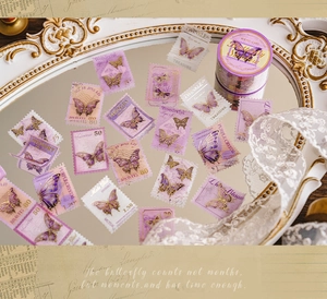 Detalle de cinta washi de mariposas vintage con lámina dorada y sellos decorativos morados