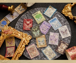 Pegatinas de mariposas vintage estilo sello con detalles dorados y motivos retro