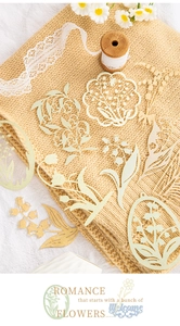 Détail de dentelle en papier découpé au laser motif muguet pour décoration de scrapbooking