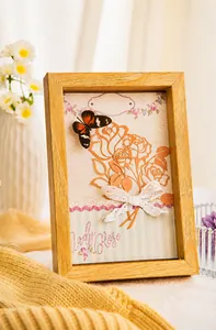 Dettaglio del fiore di carta Lady Rose e collage di farfalle 3D in cornice di legno