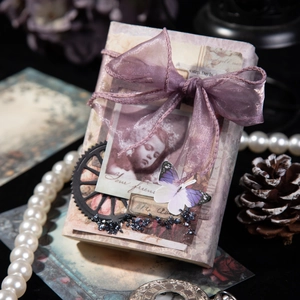 Caja decorativa de papel vintage barroco con lazo violeta, mariposa y detalle de engranaje