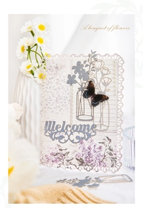Détail de papier décoratif évidé avec motifs floraux violets et papillon ciselé
