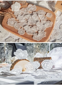 Détails macro de stickers fleurs en papier calque blanc pour scrapbooking et DIY