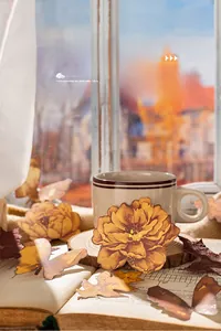Makro-Detail von Vintage-Goldsticker mit Blumen- und Ahornblattmotiven auf alten Büchern
