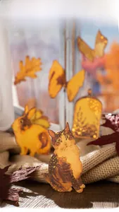 Detail von Vintage-Aufklebern mit Kaffeeflecken und Goldfolie auf gemütlicher Herbstdecke