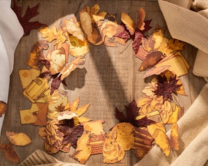 Detail von Vintage-Herbstaufklebern mit Goldfolien-Kaffeeflecken auf Holzgrund