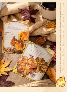 Nahaufnahme von Vintage-Herbstaufklebern mit Kaffeeflecken, Eichhörnchen und Goldfolie