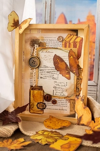 Detail von Vintage-Herbstaufklebern mit Schmetterlingen, getrockneten Blättern und Flaschen