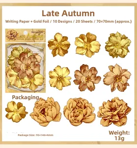 Makroansicht der Vintage Goldfolie Blumenaufkleber im herbstlichen Kaffeeflecken-Stil