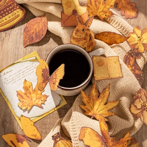 Vintage-Aufkleber im Herbstdesign mit Goldfolienblättern, Schmetterlingen und Kaffee