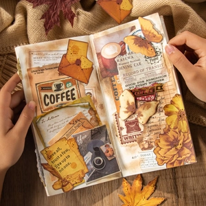 Vintage Scrapbooking-Set mit Kaffeeflecken und goldfarbenen Aufklebern für das Tagebuch