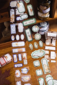 Détail d'étiquettes PET vintage avec taches de café et typographie rétro sur bois