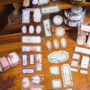 Autocollants étiquettes PET rétro avec cadres vintage et typographie sur fond de bois