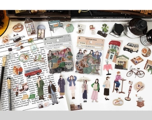 Détail d'autocollants PET vintage sur le thème urbain posés sur un bureau décoratif