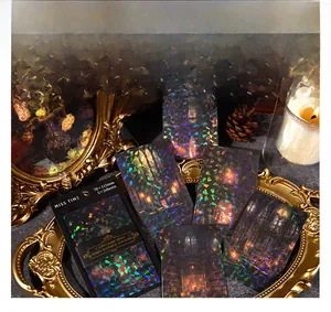 Makroaufnahme gotischer Castle Dark Night Aufkleber mit Holografie-Effekt auf antikem Tablett