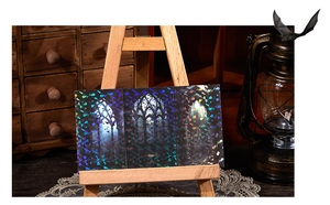 Detaillierte Laser-Gothic-Aufkleber mit Buntglasfenstern auf einer Vintage-Holzstaffelei