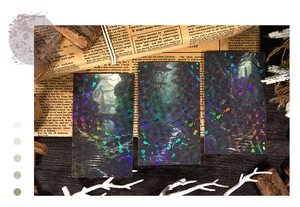 Makroaufnahme der Laser-Hologramm-Sticker mit geheimnisvollen Waldmotiven und Glanzeffekt