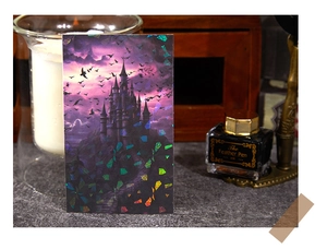 Makroaufnahme von Gothic-Schloss-Aufkleber mit Laser-Hologramm und Glitzer-Effekt