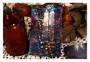 Makro-Detail des holografischen Gothic-Stickers mit Klavier und Kirchenfenster-Motiv