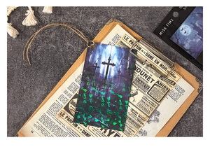 Nahaufnahme der gotischen Vintage-Karte mit grüner Laserfolie und Kreuz-Design