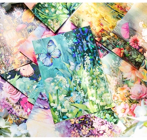 Detalle macro de pegatinas florales holográficas con rosas, mariposas y lámina de oro
