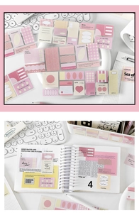 Detalle de pegatinas de scrapbooking rosa y amarillo con blocs y etiquetas para escribir