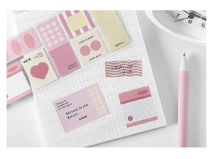 Detalle de pegatinas rosas estéticas de rejilla con patrones coreanos en un cuaderno