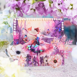 Elegante adorno de escritorio de bailarina acrílica con flores rosas y borde de perlas