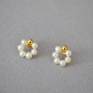 Elegante Blumenstecker aus 925er Silber mit weißen Süßwasserperlen und Goldmitte