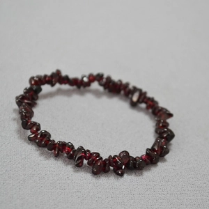 Bracelet élastique en pierres naturelles de grenat rouge avec éclats de forme irrégulière