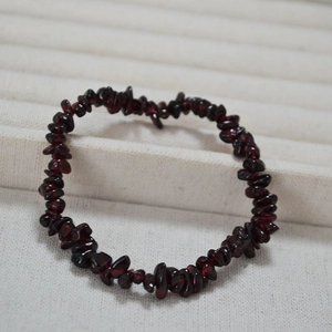 Bracelet élastique élégant en grenat naturel avec éclats de pierres de cristal rouge foncé
