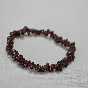 Bracelet élastique en éclats de grenat rouge profond au design minimaliste élégant