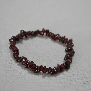 Gros plan sur un bracelet élastique en éclats de grenat naturel de style vintage