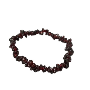 Bracelet élastique avec éclats de grenat rouge naturel irréguliers au style rétro minimaliste