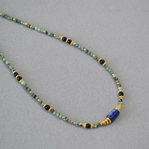 Collier artisanal en turquoise et lapis-lazuli avec des perles dorées au style rétro