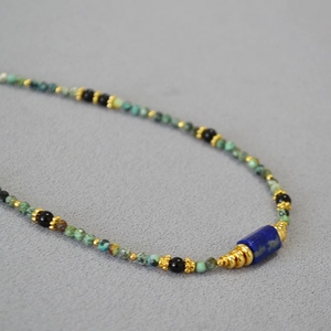 Détail du collier de perles turquoise avec pendentif lapis-lazuli et spacers dorés