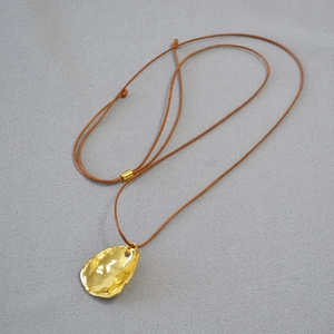 Collier minimaliste plaqué or avec pendentif irrégulier incurvé et cordon réglable brun