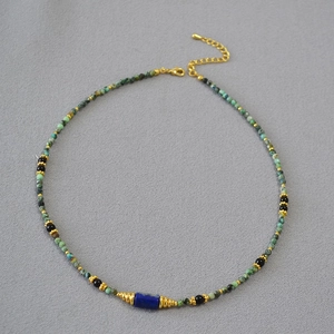 Détail du collier de perles en turquoise avec un pendentif en lapis-lazuli fait main
