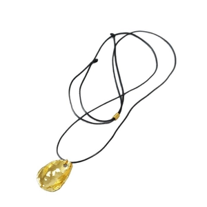 Collier long cordon noir minimaliste avec pendentif irrégulier en laiton doré