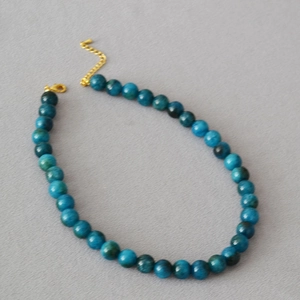 Minimalist vintage apatite beaded necklace with golden lobster clasp and adjustable chain
