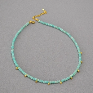 Collier de Perles en Amazonite Minimaliste Frais d'Été pour Femmes Bijoux en Cuivre Fait Main Avec Pendentifs en Boule d'Alliage Doré