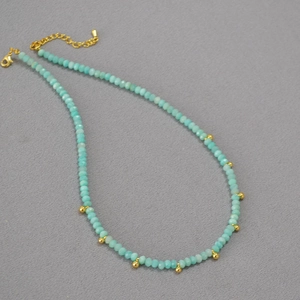 Collier minimaliste en amazonite bleue avec petites perles dorées et chaîne réglable