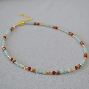 Détail du collier de perles artisanal avec fermoir mousqueton et chaîne d'extension
