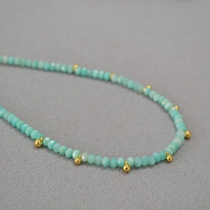 Collier en amazonite avec pierres vert clair facettées et breloques en métal doré