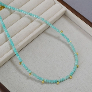 Détail du collier en perles d'amazonite avec pierres facettées de 2mm et or